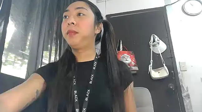 Snapshot of ErikaJayne4u chatting on 12/22/24, 03:55 ErikaJayne4u online show from 12/22/24, 03:55