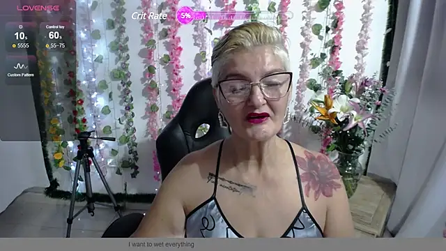 Snapshot of bety-cum2 chatting on 12/19/24, 10:45 bety-cum2 online show from 12/19/24, 10:45