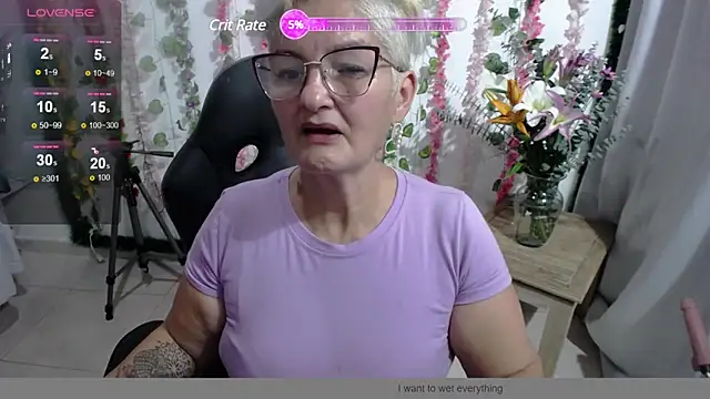 Snapshot of bety-cum2 chatting on 12/19/24, 10:10 bety-cum2 online show from 12/19/24, 10:10