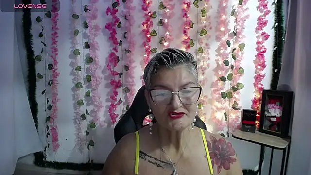 Snapshot of bety-cum2 chatting on 02/12/25, 01:06 bety-cum2 online show from 02/12/25, 01:06