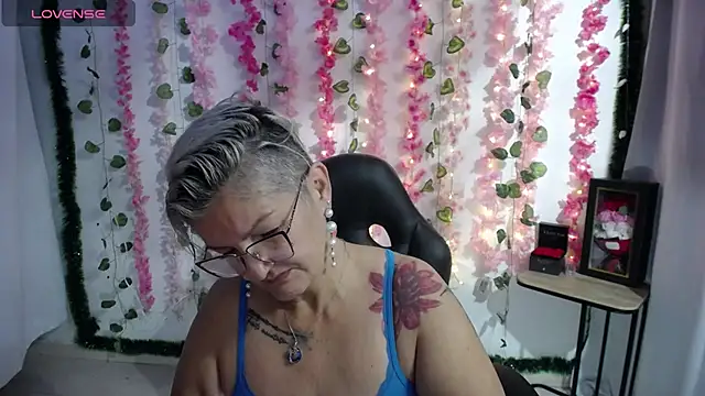 Snapshot of bety-cum2 chatting on 02/13/25, 08:38 bety-cum2 online show from 02/13/25, 08:38