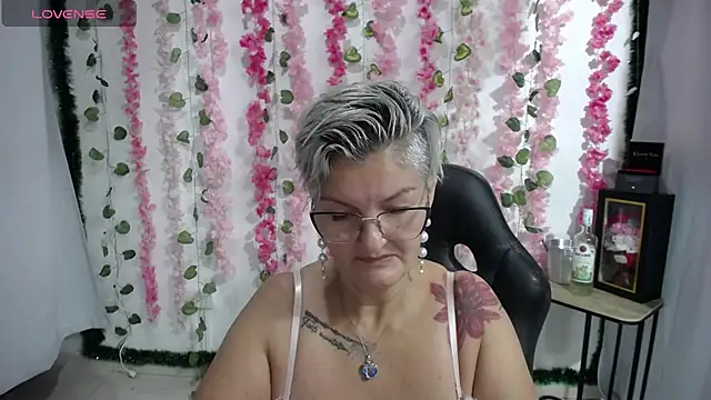 Snapshot of bety-cum2 chatting on 02/14/25, 09:24 bety-cum2 online show from 02/14/25, 09:24