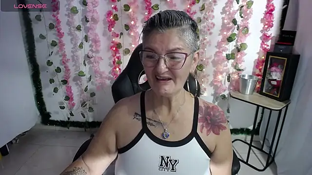 Snapshot of bety-cum2 chatting on 02/16/25, 04:32 bety-cum2 online show from 02/16/25, 04:32
