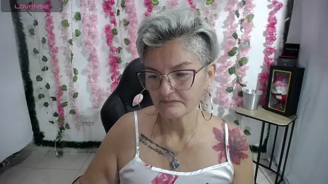 Snapshot of bety-cum2 chatting on 02/18/25, 08:27 bety-cum2 online show from 02/18/25, 08:27