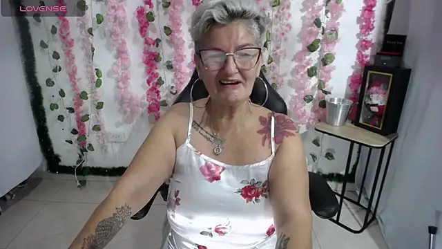 Snapshot of bety-cum2 chatting on 02/18/25, 11:33 bety-cum2 online show from 02/18/25, 11:33