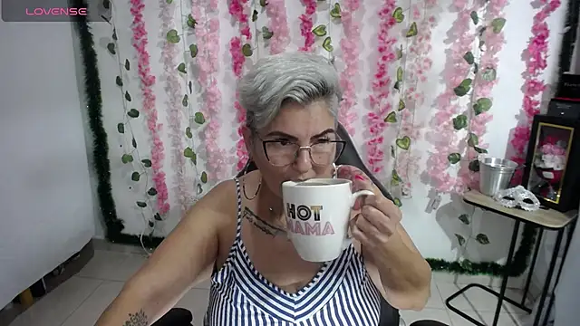 Snapshot of bety-cum2 chatting on 02/19/25, 07:38 bety-cum2 online show from 02/19/25, 07:38