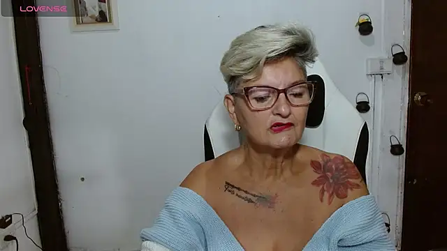 Snapshot of bety-cum2 chatting on 06/21/26, 10:51 bety-cum2 online show from 06/21/26, 10:51