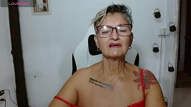 Snapshot of bety-cum2 chatting on 06/23/26, 12:47 bety-cum2 online show from 06/23/26, 12:47
