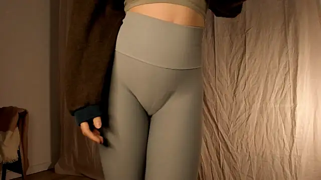 Snapshot of hee_jeen chatting on 02/21/25, 04:05 hee jeen online show from 02/21/25, 04:05