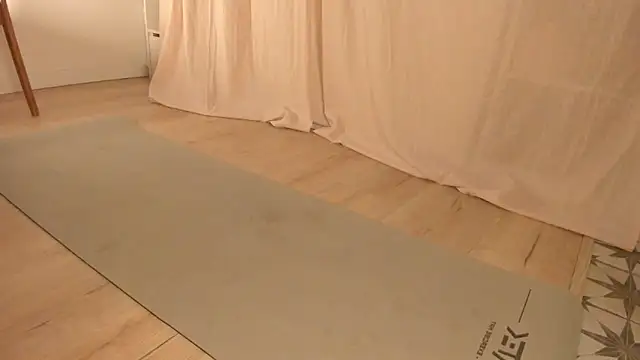 Snapshot of hee_jeen chatting on 03/07/25, 01:20 hee jeen online show from 03/07/25, 01:20