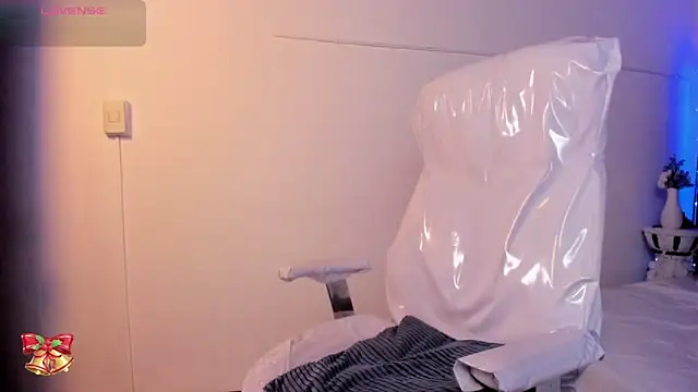 Snapshot of lauren_fit chatting on 02/19/25, 06:00 lauren fit online show from 02/19/25, 06:00