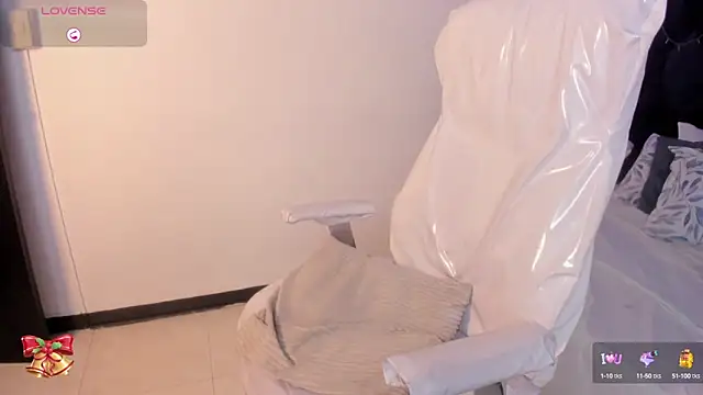 Snapshot of lauren_fit chatting on 02/24/25, 05:53 lauren fit online show from 02/24/25, 05:53