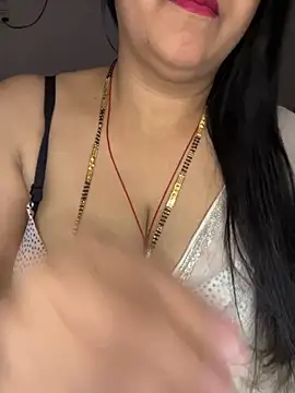 Snapshot of Zoya_Varma004 chatting on 10/28/25, 05:22 Zoya Varma004 online show from 10/28/25, 05:22