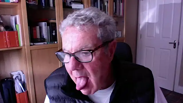 Snapshot of Oldpistolpete chatting on 10/06/25, 12:57 Oldpistolpete online show from 10/06/25, 12:57