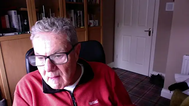 Snapshot of Oldpistolpete chatting on 10/30/25, 12:06 Oldpistolpete online show from 10/30/25, 12:06