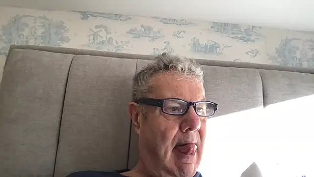 Snapshot of Oldpistolpete chatting on 11/10/25, 09:30 Oldpistolpete online show from 11/10/25, 09:30