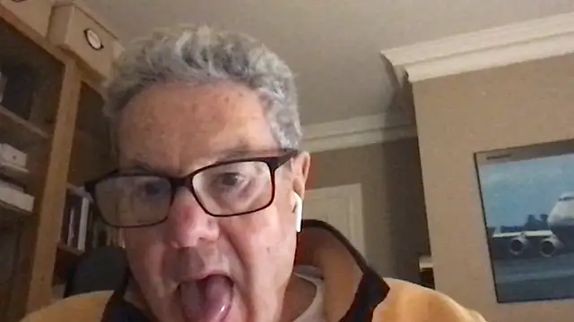 Snapshot of Oldpistolpete chatting on 11/12/25, 05:57 Oldpistolpete online show from 11/12/25, 05:57