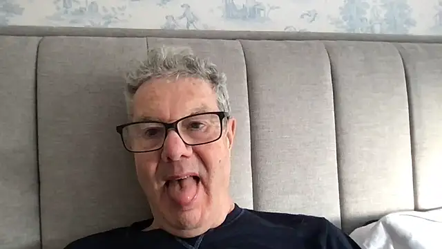 Snapshot of Oldpistolpete chatting on 11/18/25, 09:58 Oldpistolpete online show from 11/18/25, 09:58