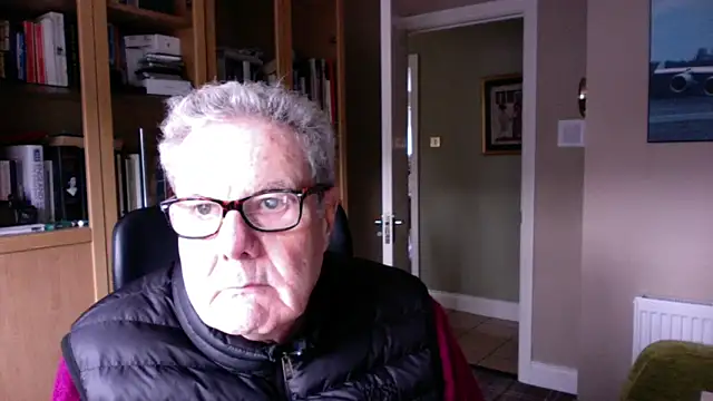 Snapshot of Oldpistolpete chatting on 11/30/25, 02:43 Oldpistolpete online show from 11/30/25, 02:43