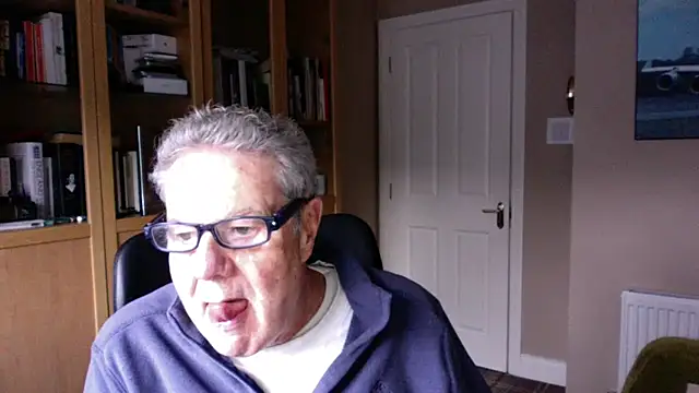 Snapshot of Oldpistolpete chatting on 12/01/25, 09:36 Oldpistolpete online show from 12/01/25, 09:36