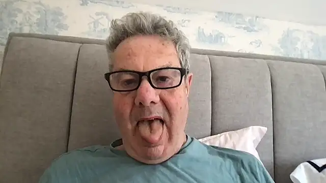 Snapshot of Oldpistolpete chatting on 04/21/26, 07:25 Oldpistolpete online show from 04/21/26, 07:25