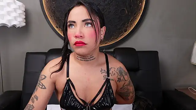 Snapshot of miss_vaiolette chatting on 06/27/26, 11:04 miss vaiolette online show from 06/27/26, 11:04