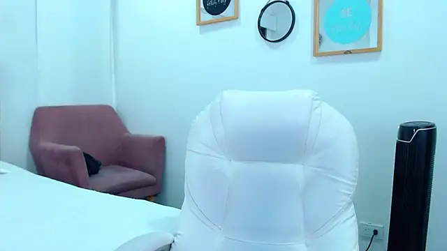 Snapshot of annylouis chatting on 01/09/25, 02:22 annylouis online show from 01/09/25, 02:22