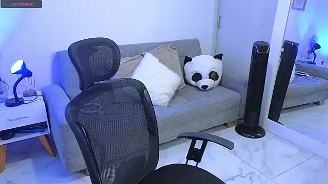 Snapshot of annylouis chatting on 09/17/25, 07:26 annylouis online show from 09/17/25, 07:26