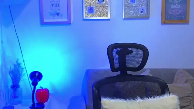 Snapshot of annylouis chatting on 11/05/25, 07:47 annylouis online show from 11/05/25, 07:47