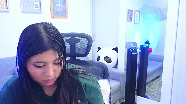 Snapshot of annylouis chatting on 11/15/25, 07:32 annylouis online show from 11/15/25, 07:32