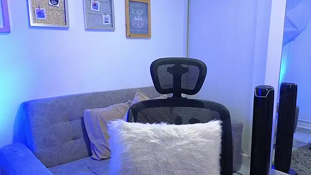 Snapshot of annylouis chatting on 11/19/25, 07:36 annylouis online show from 11/19/25, 07:36