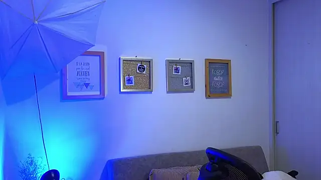 Snapshot of annylouis chatting on 11/21/25, 07:23 annylouis online show from 11/21/25, 07:23