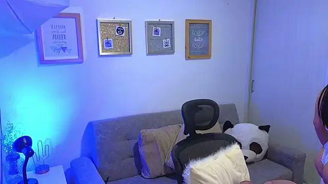 Snapshot of annylouis chatting on 11/22/25, 07:24 annylouis online show from 11/22/25, 07:24