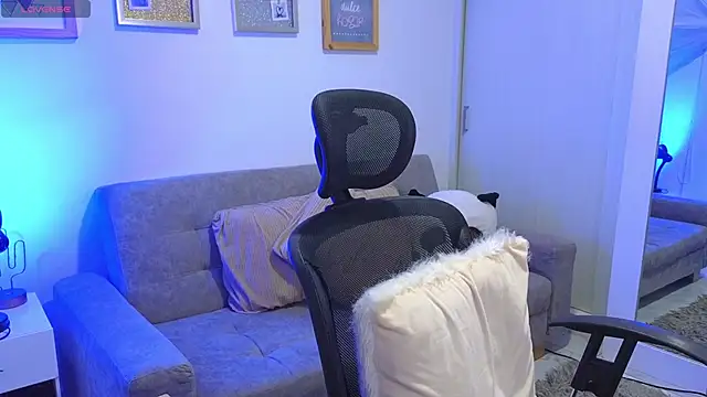 Snapshot of annylouis chatting on 11/24/25, 07:13 annylouis online show from 11/24/25, 07:13