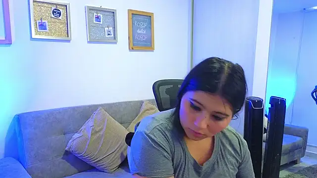 Snapshot of annylouis chatting on 11/29/25, 07:28 annylouis online show from 11/29/25, 07:28