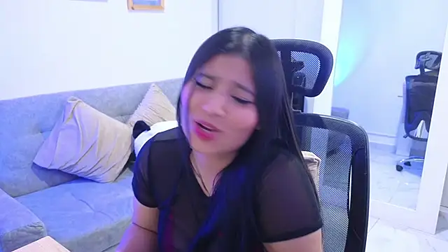 Snapshot of annylouis chatting on 12/13/25, 07:53 annylouis online show from 12/13/25, 07:53