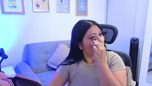 Snapshot of annylouis chatting on 12/14/25, 07:18 annylouis online show from 12/14/25, 07:18