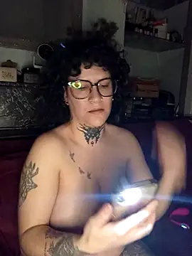 Snapshot of callmelouve chatting on 12/18/25, 01:00 callmelouve online show from 12/18/25, 01:00