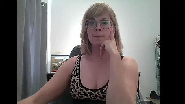 Snapshot of SavannaGirly chatting on 02/11/25, 07:44 SavannaGirly online show from 02/11/25, 07:44