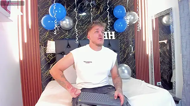 Snapshot of keane_lee chatting on 10/07/25, 12:13 keane lee online show from 10/07/25, 12:13