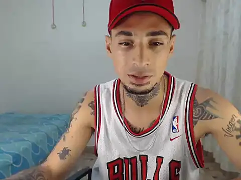 Snapshot of emiliano_hottt chatting on 12/05/25, 05:05 emiliano hottt online show from 12/05/25, 05:05