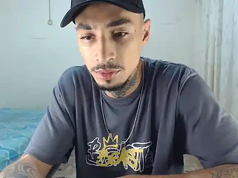 Snapshot of emiliano_hottt chatting on 12/15/25, 10:25 emiliano hottt online show from 12/15/25, 10:25