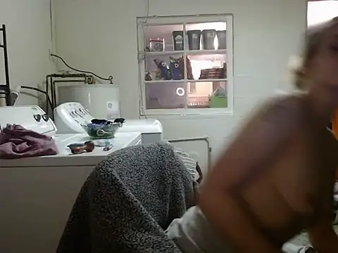 Snapshot of missymilf chatting on 01/18/25, 12:46 missymilf online show from 01/18/25, 12:46