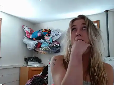 Snapshot of missymilf chatting on 09/16/25, 02:40 missymilf online show from 09/16/25, 02:40