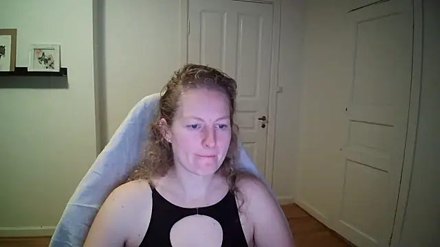 Snapshot of Girlnina-1995 chatting on 11/05/25, 09:20 Girlnina-1995 online show from 11/05/25, 09:20