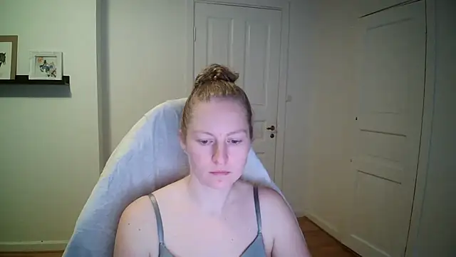 Snapshot of Girlnina-1995 chatting on 11/06/25, 11:33 Girlnina-1995 online show from 11/06/25, 11:33