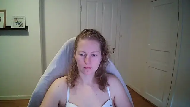 Snapshot of Girlnina-1995 chatting on 11/17/25, 10:21 Girlnina-1995 online show from 11/17/25, 10:21