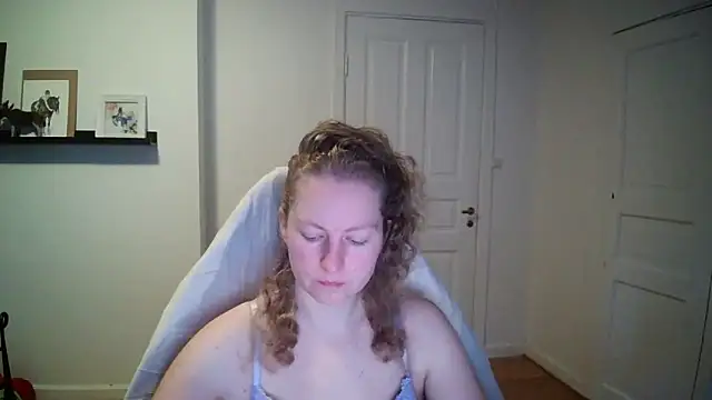 Snapshot of Girlnina-1995 chatting on 11/18/25, 08:52 Girlnina-1995 online show from 11/18/25, 08:52