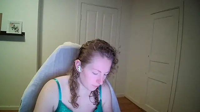 Snapshot of Girlnina-1995 chatting on 12/04/25, 10:02 Girlnina-1995 online show from 12/04/25, 10:02