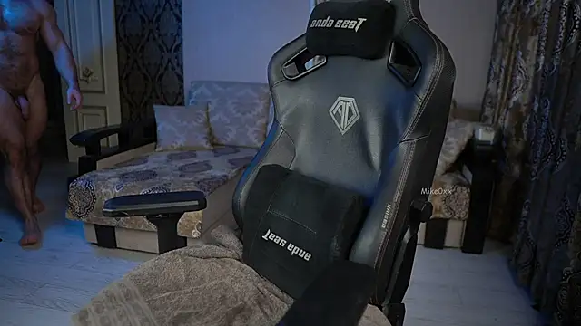 Snapshot of mike0xx chatting on 11/28/25, 01:14 mike0xx online show from 11/28/25, 01:14